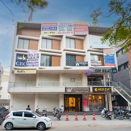 Hotel Lee Grand Ānand Екстериор снимка