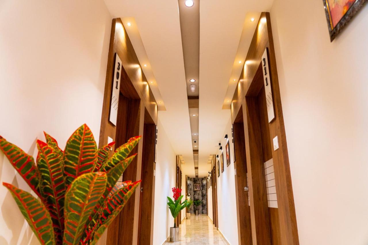 Hotel Lee Grand Ānand Екстериор снимка