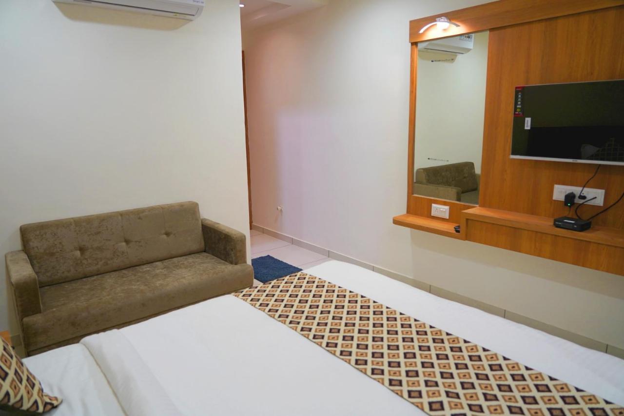 Hotel Lee Grand Ānand Екстериор снимка