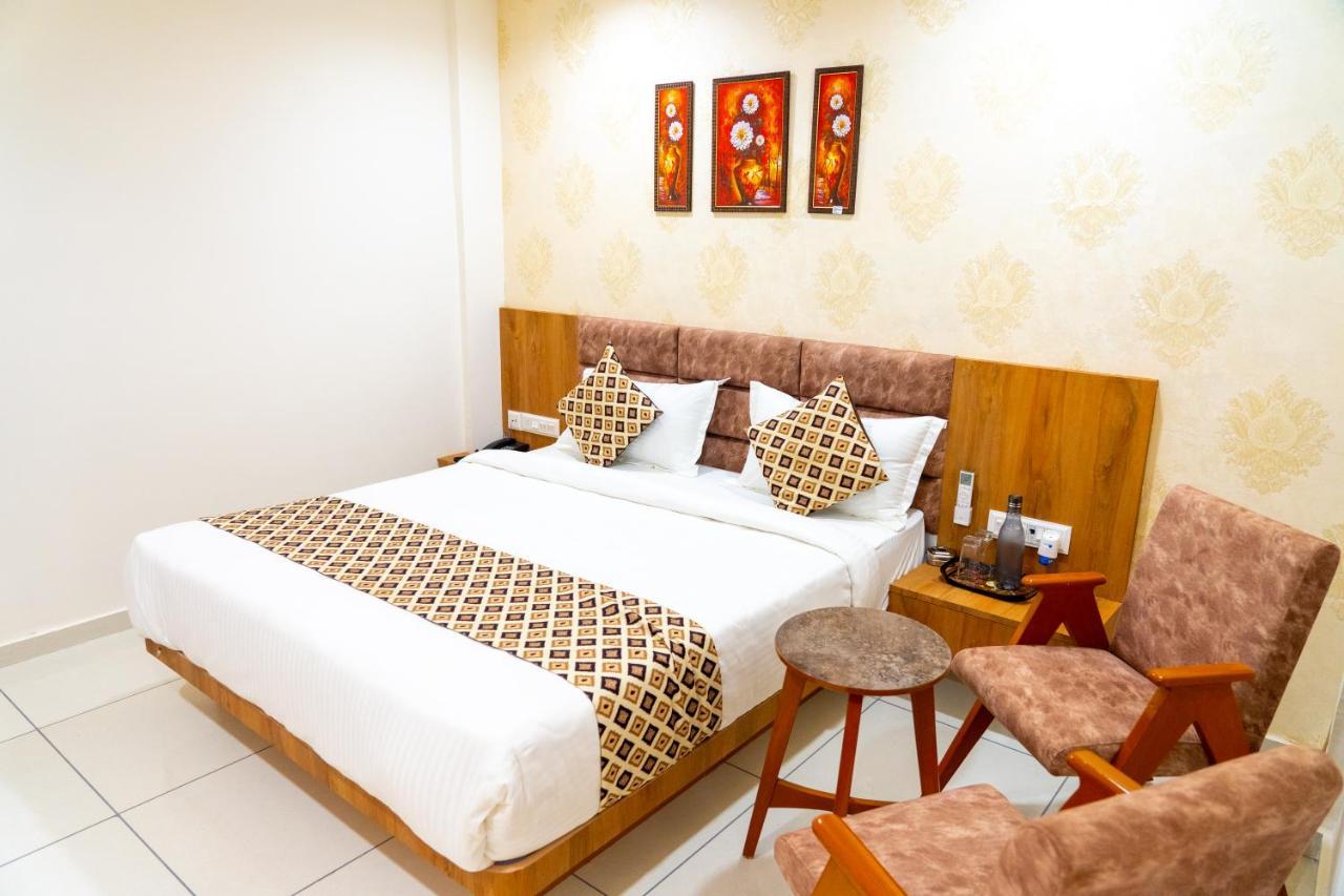 Hotel Lee Grand Ānand Екстериор снимка