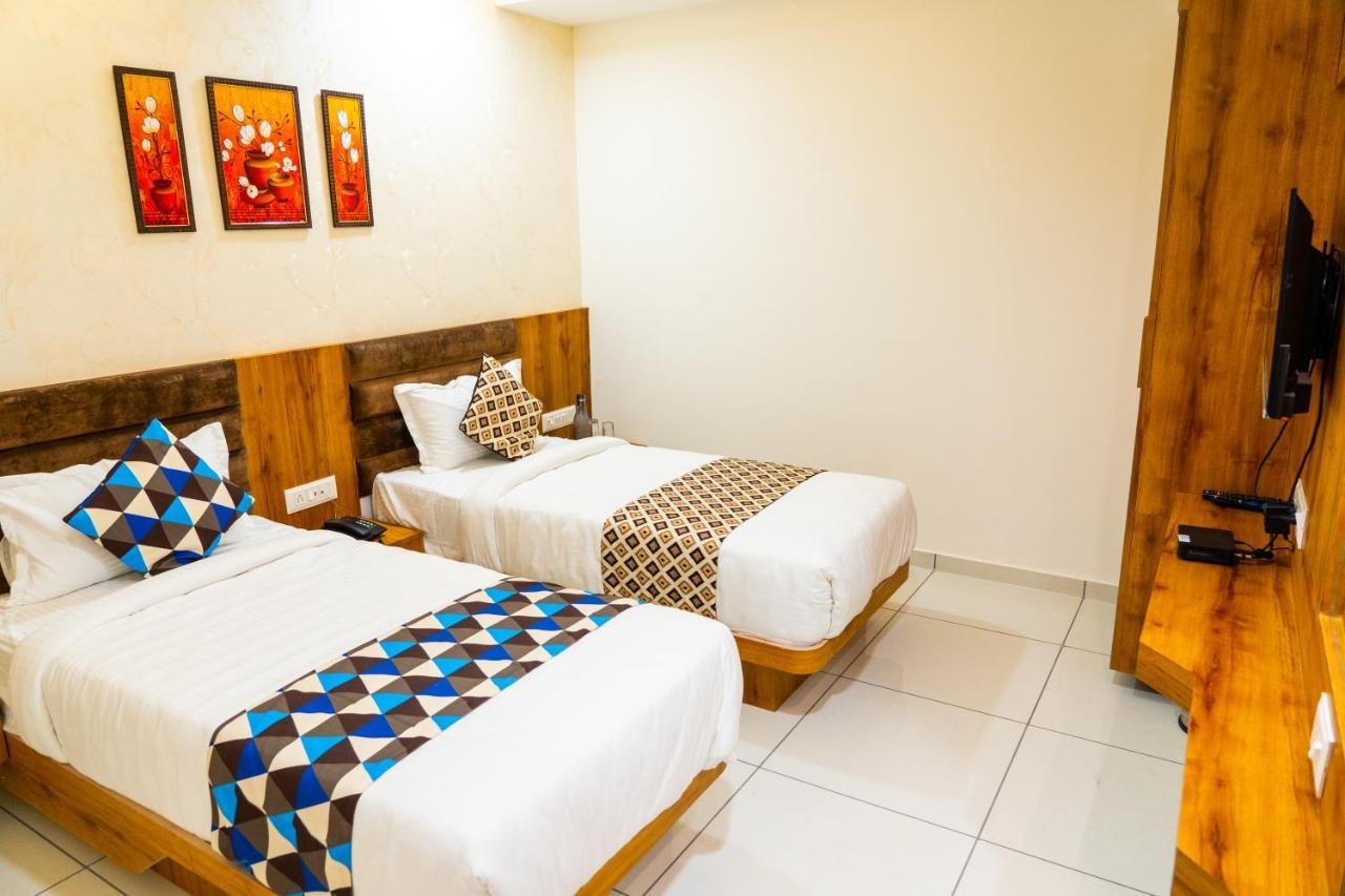 Hotel Lee Grand Ānand Екстериор снимка
