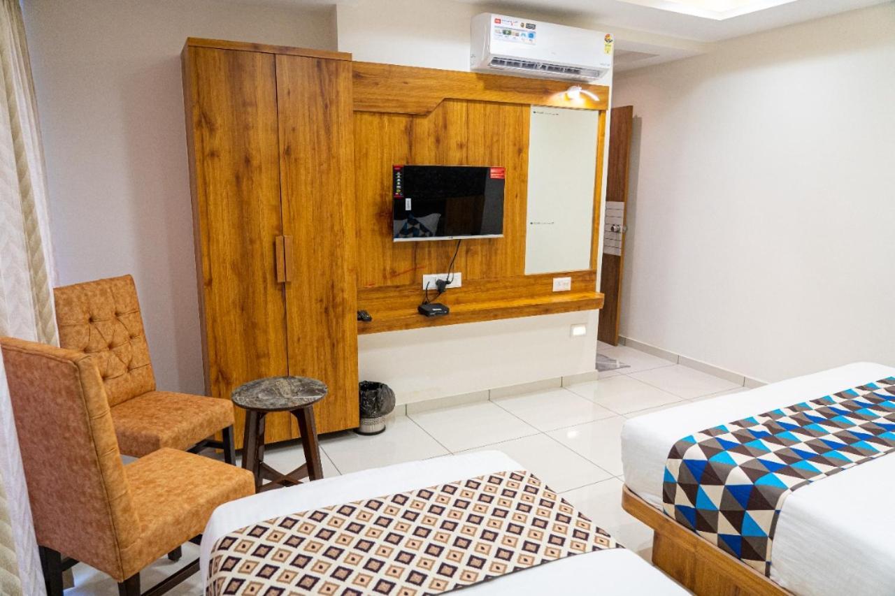 Hotel Lee Grand Ānand Екстериор снимка