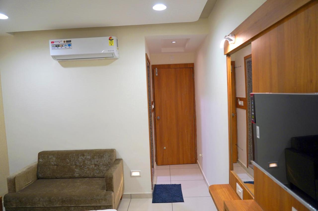 Hotel Lee Grand Ānand Екстериор снимка