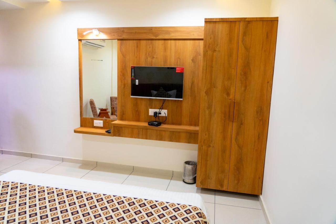 Hotel Lee Grand Ānand Екстериор снимка