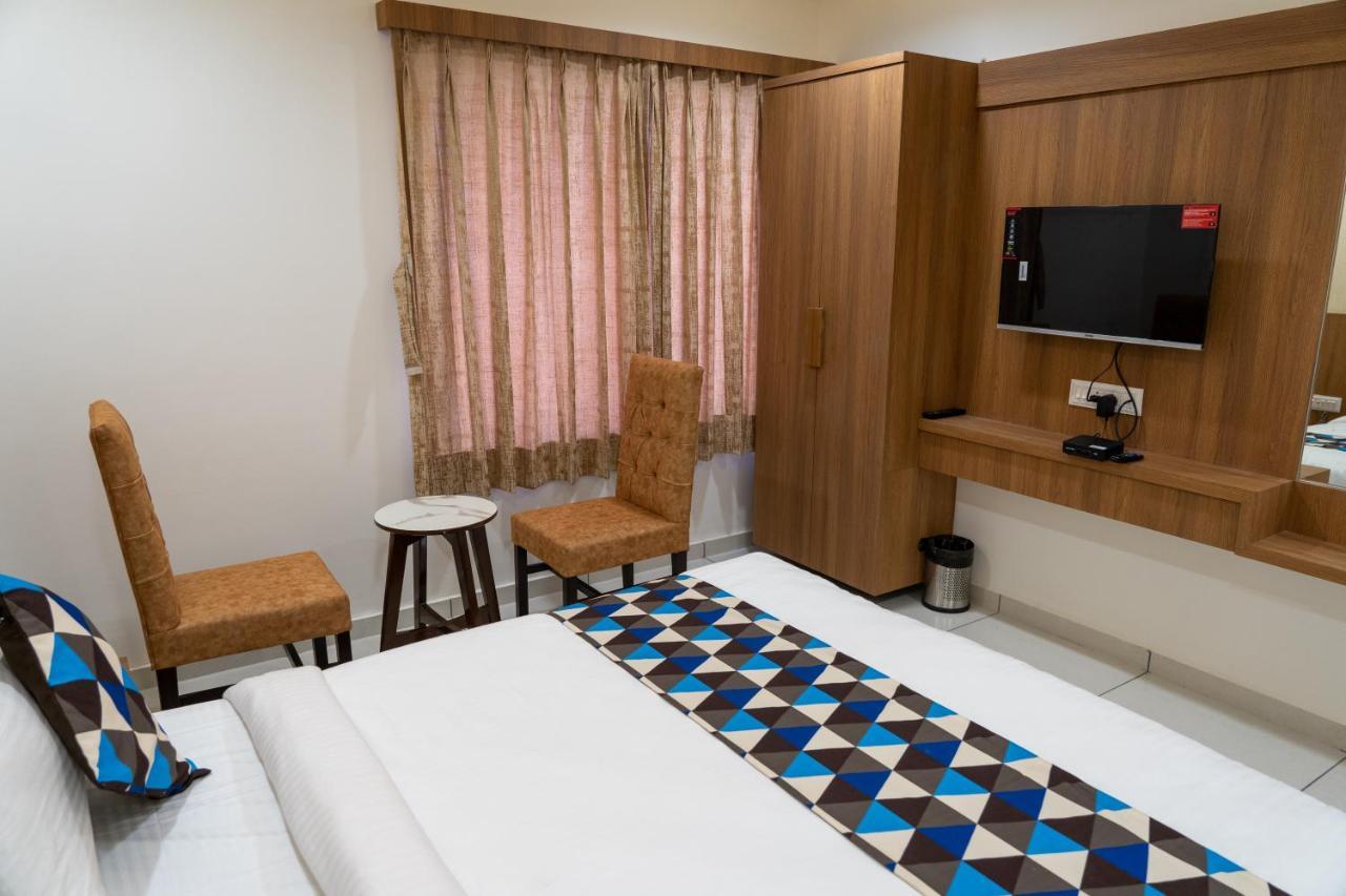 Hotel Lee Grand Ānand Екстериор снимка