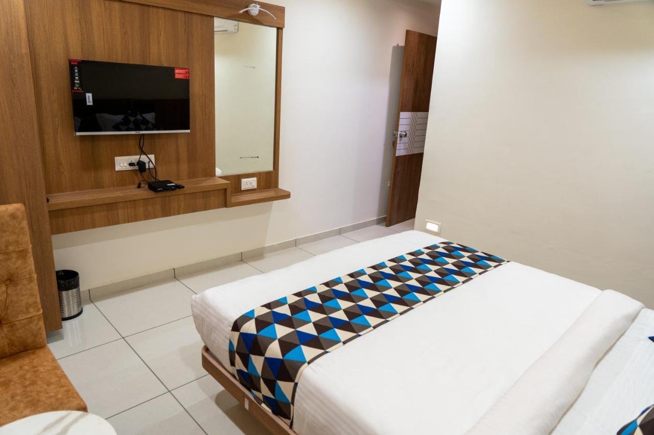 Hotel Lee Grand Ānand Екстериор снимка
