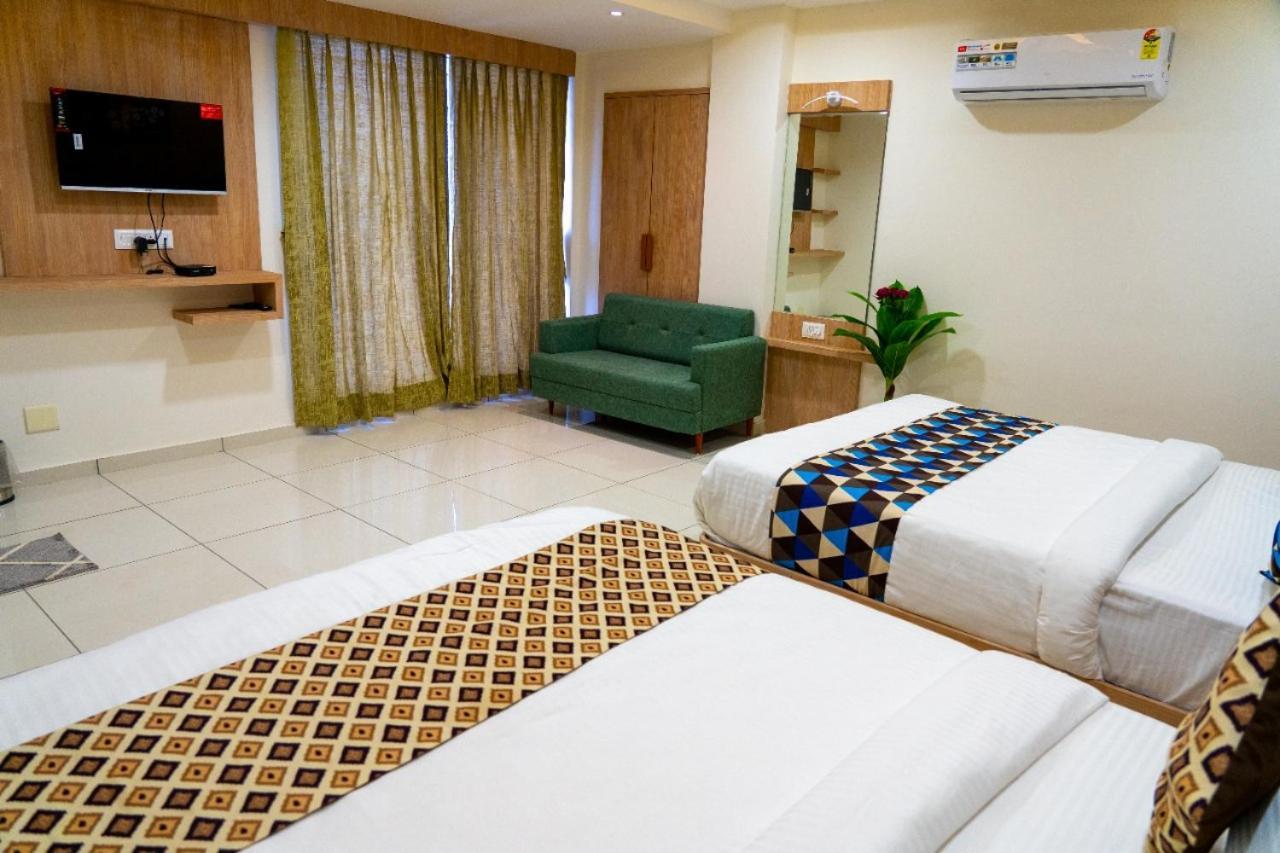 Hotel Lee Grand Ānand Екстериор снимка
