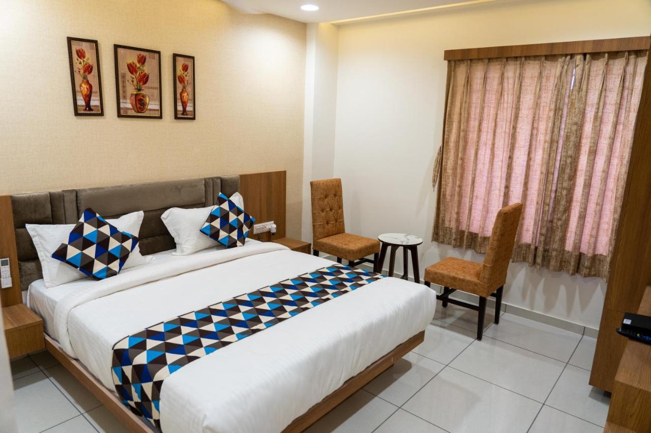 Hotel Lee Grand Ānand Екстериор снимка